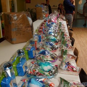 2018-05-14 kinderen krijgen cadeau's op de brede school Tuikwerd